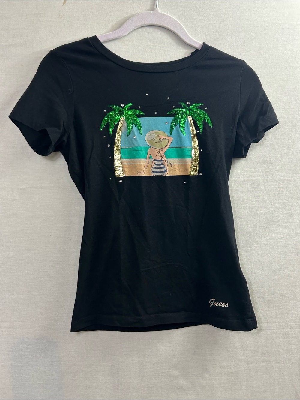 GUESS t-shirt features a vibrant beach graphic